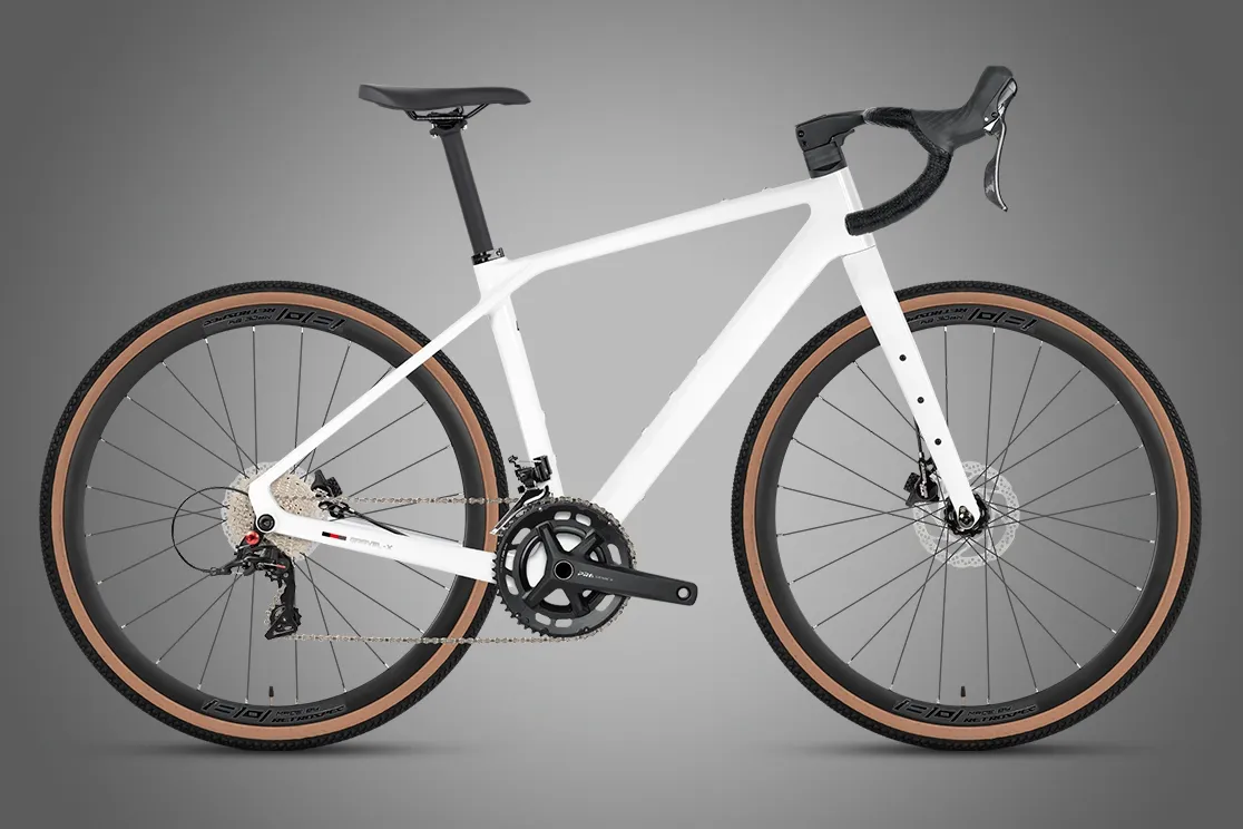 ATB Gravel 2 — gravel carbone blanc, pneus à flancs marron rétro, photo studio de profil